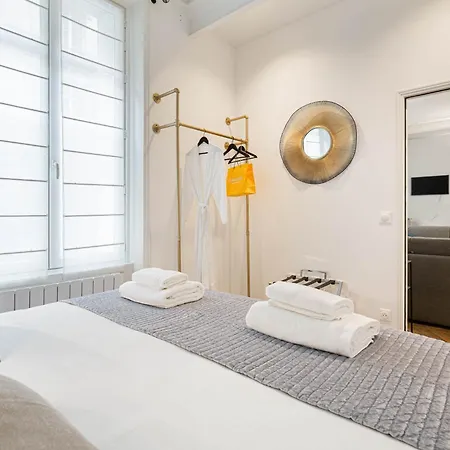 King Size Beds - Zen Monceau Apartment